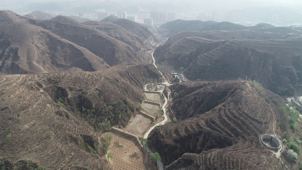 这是2019年4月18日无人机拍摄的陕西绥德水土保持科学试验站淤地坝建设成果（视频截图）。新华社记者 张晟 摄